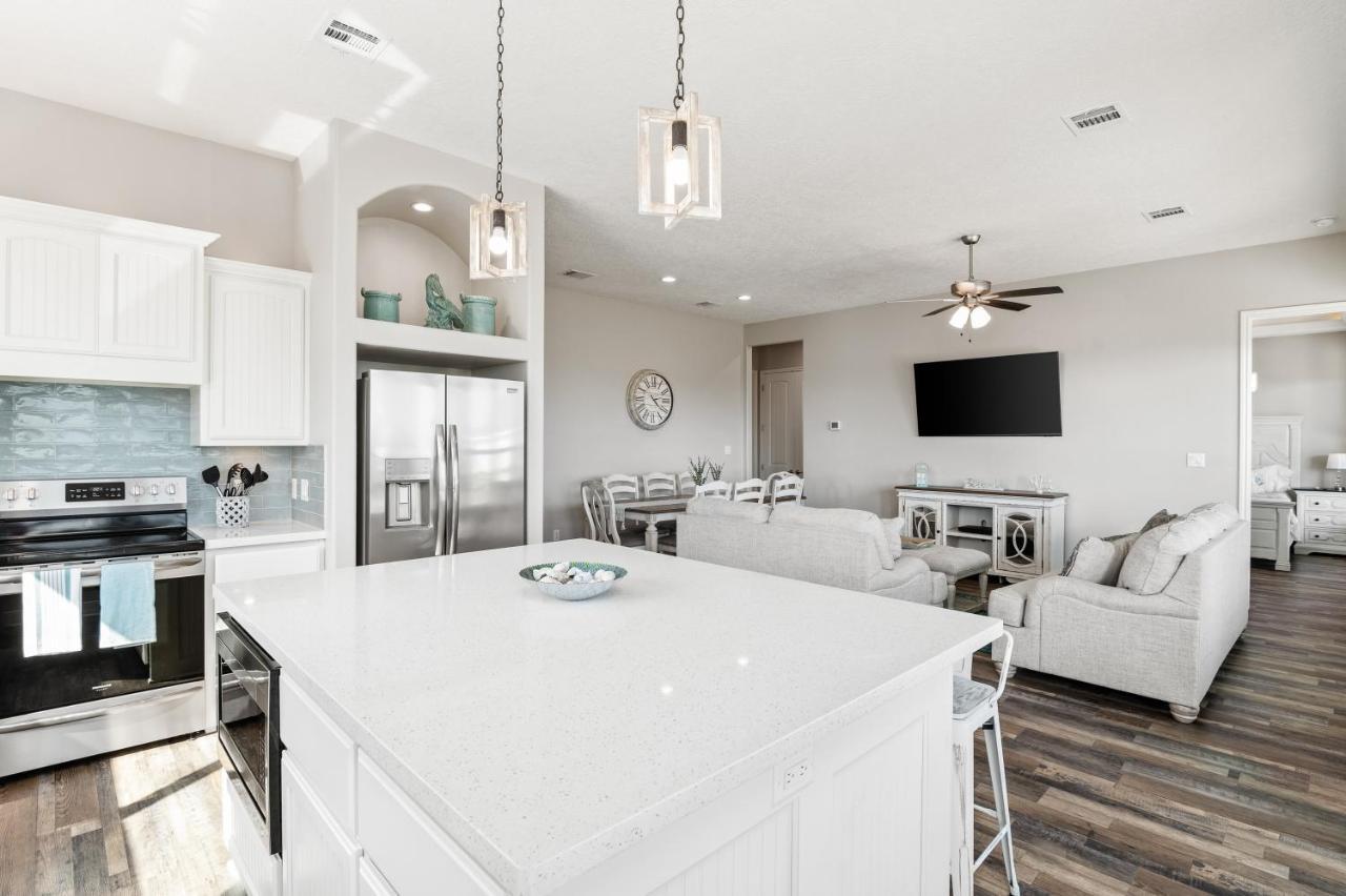 Stylish 4Br Crystal Beach Retreat Walk To Beach Bolivar Peninsula Eksteriør billede