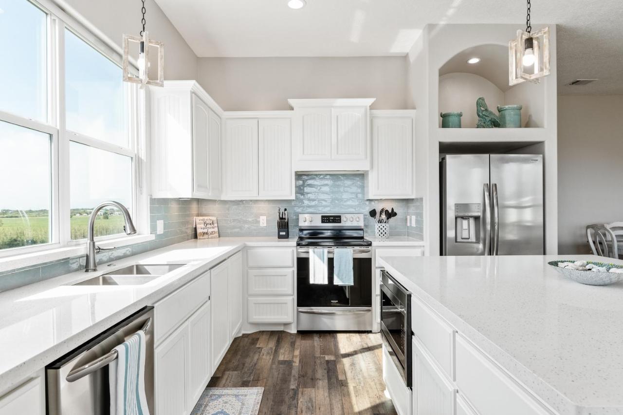 Stylish 4Br Crystal Beach Retreat Walk To Beach Bolivar Peninsula Eksteriør billede