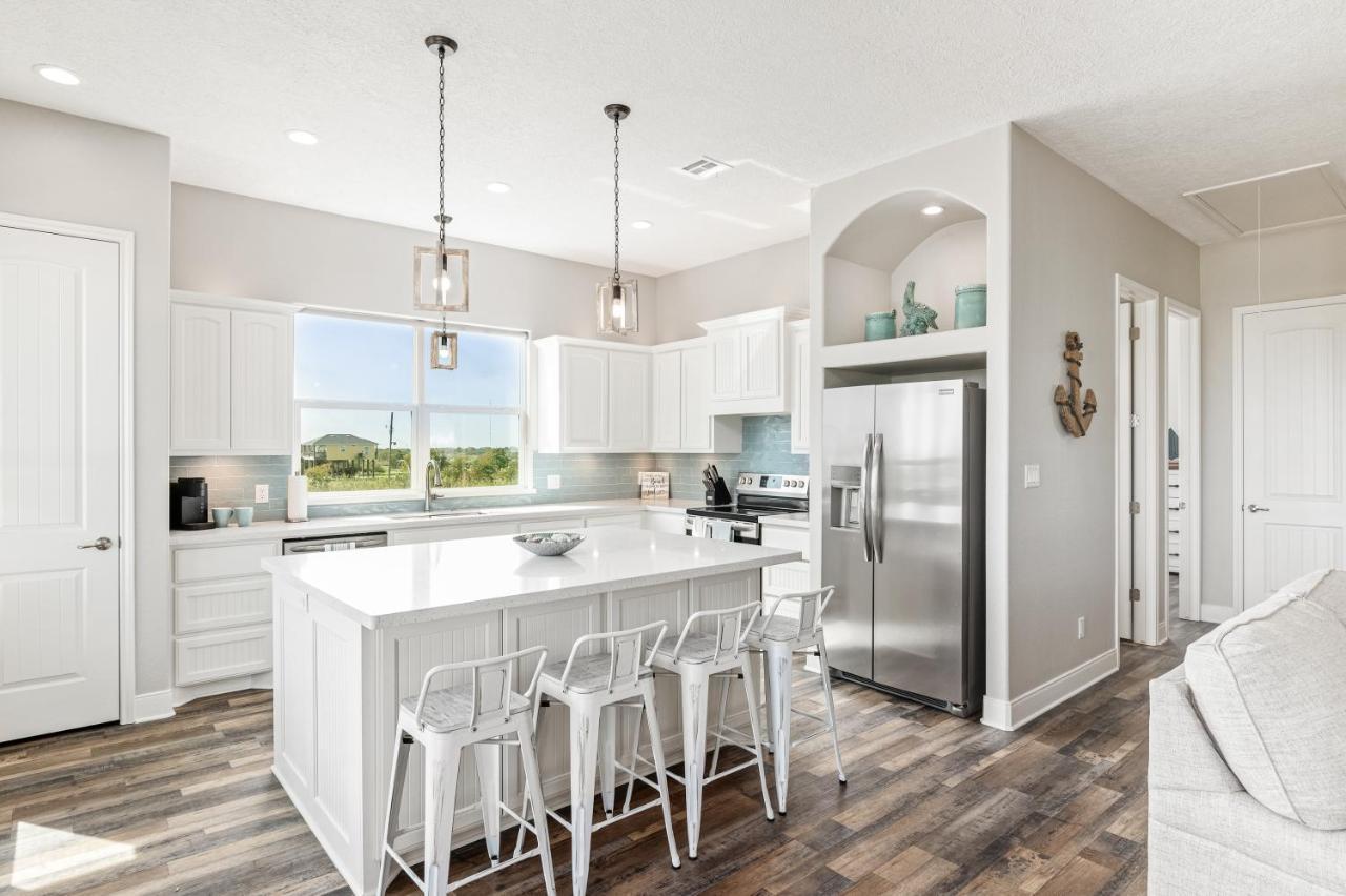 Stylish 4Br Crystal Beach Retreat Walk To Beach Bolivar Peninsula Eksteriør billede