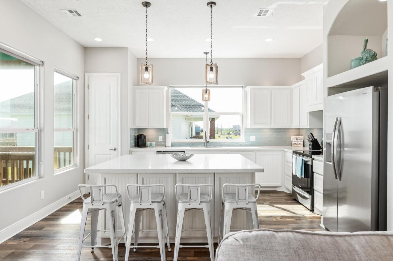 Stylish 4Br Crystal Beach Retreat Walk To Beach Bolivar Peninsula Eksteriør billede