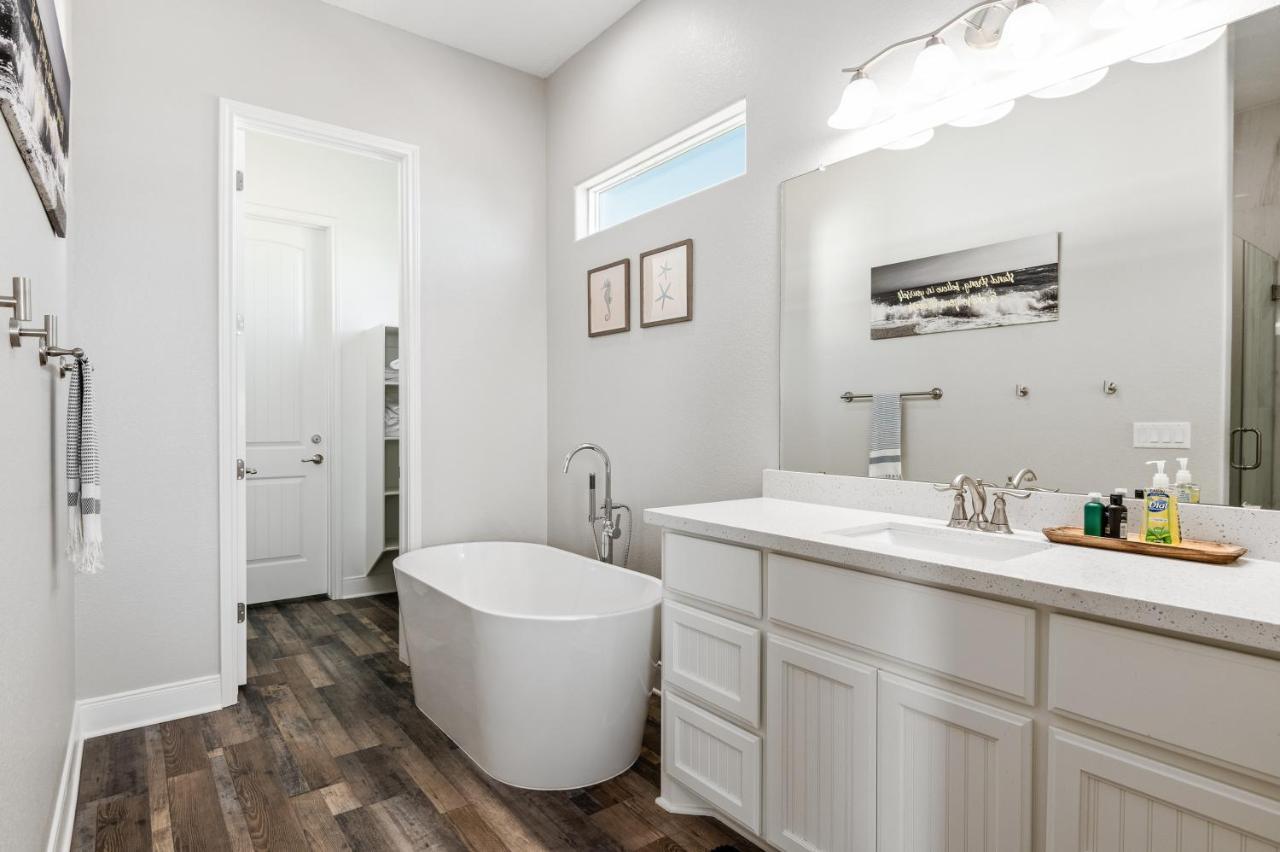 Stylish 4Br Crystal Beach Retreat Walk To Beach Bolivar Peninsula Eksteriør billede